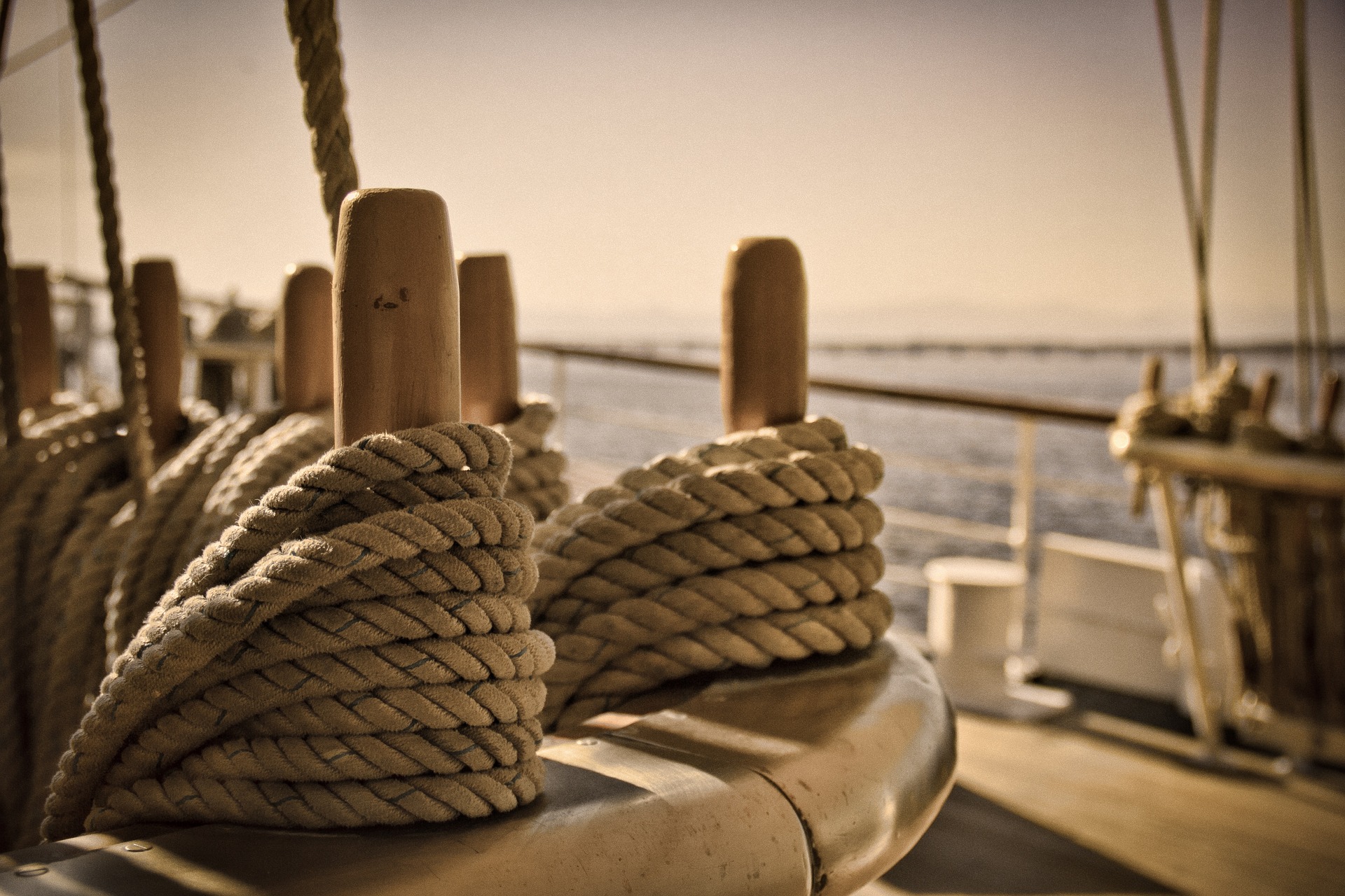 Seile auf dem Deck eines Schiffes.