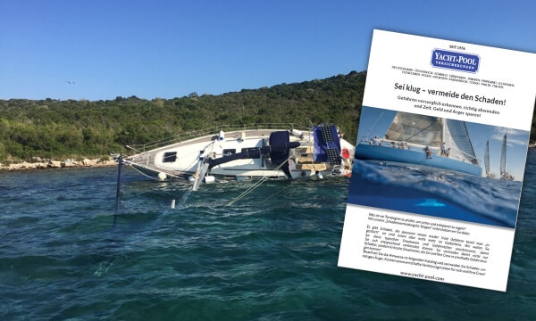 Ein Segelboot liegt im Wasser neben einer Broschüre.