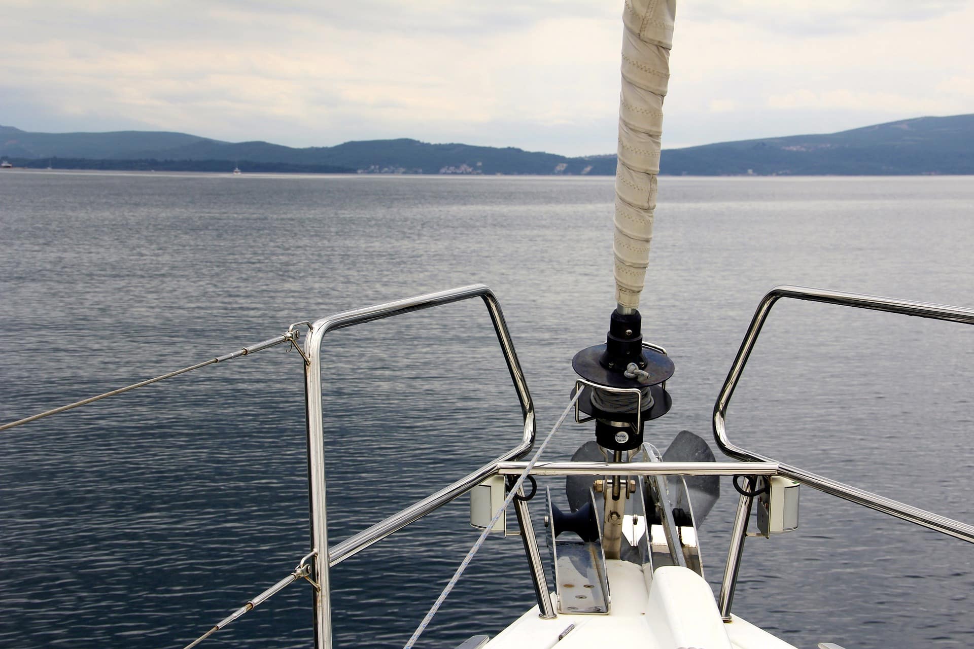 Ein Blick auf ein Segelboot im Wasser.