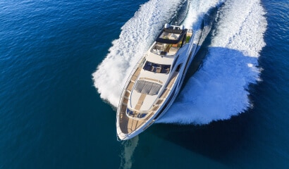 Eine Luftaufnahme einer Motoryacht, die durch das Wasser rast.